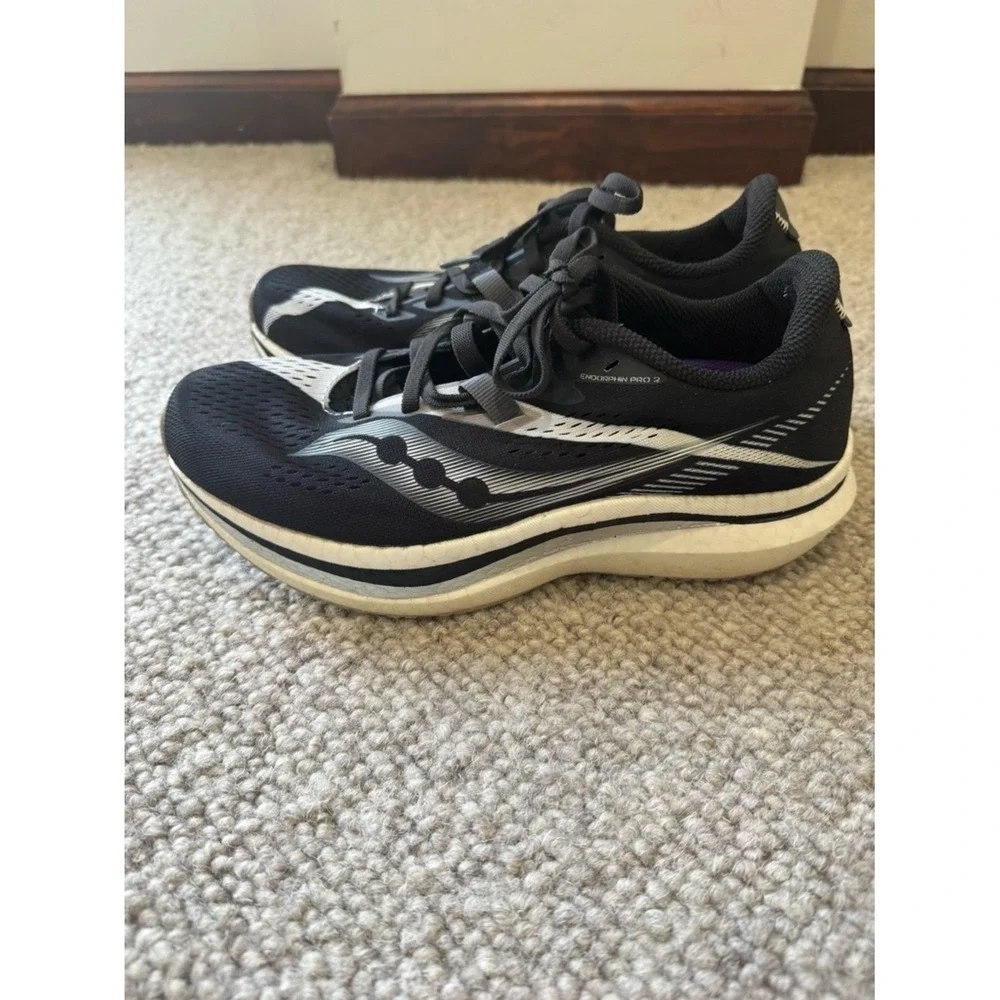 SAUCONY WOMEN'S ENDORPHIN‎ SPEED SIZE 8 IN BLACK AND WHITE